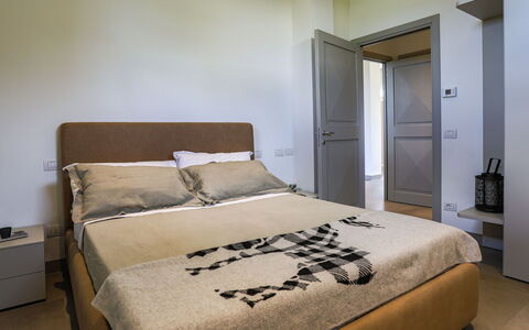 La Fonte di Santa Regina 8: Meubilair, Bed, Slaapkamer, Interieur Ontwerp, Bedding, Laken, Hout, Verdieping, Flooring, Kamer