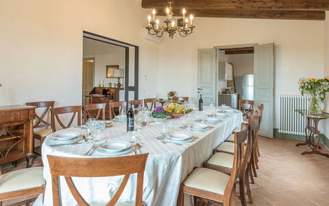 Il Colle di Donna Ilaria 12: Meubilair, Interieur Ontwerp, Tafel, Hout, Stoel, Eetkamer, Flooring, Keuken En Eettafel, Plafond, Verdieping