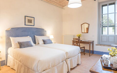 Il Colle di Donna Ilaria 12: Meubilair, Muur, Bed, Slaapkamer, Interieur Ontwerp, Laken, Flooring, Bed Frame, Bedding, Kamer