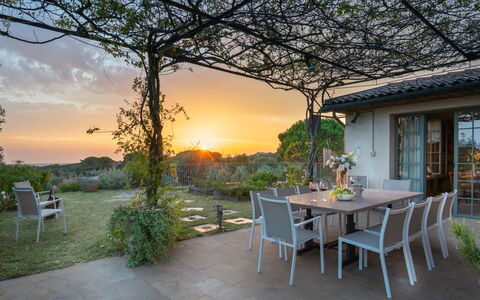 Casa del Vento 10: Meubilair, Buitenmeubels, Stoel, Tafel, Buitentafel, Keuken En Eettafel, Tuin, Land Lot, Schaduw, Backyard