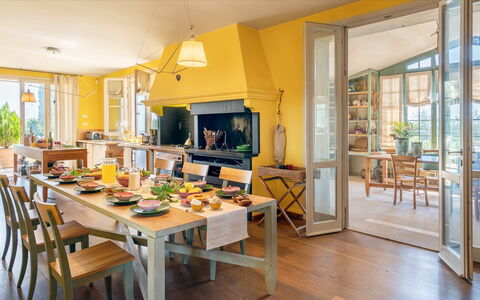 Casa del Vento 10: Meubilair, Interieur Ontwerp, Stoel, Flooring, Tafel, Hout, Keuken En Eettafel, Plafond, Verdieping, Eetkamer