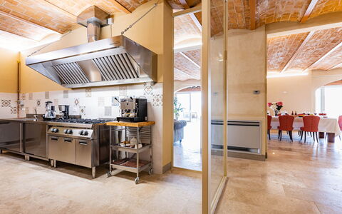 Il Poggiarellone 14: Interieur Ontwerp, Meubilair, Hout, Flooring, Plafond, Keuken, Verlichting, Countertop, Verdieping, Stoel