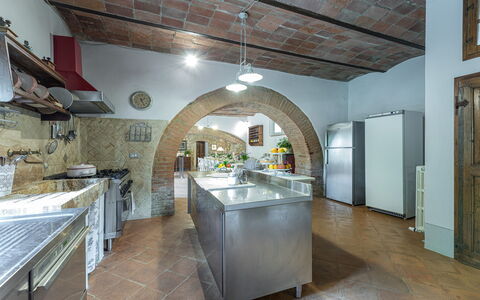 Il Molinaccio 14+2: Meubilair, Interieur Ontwerp, Plafond, Keuken, Flooring, Countertop, Verlichting, Tafel, Kamer, Verdieping