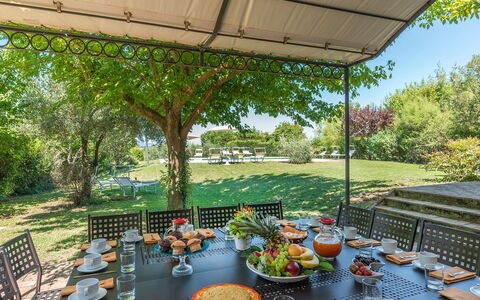 Finestra su Siena 16: Meubilair, Tafel, Buitenmeubels, Stoel, Struik, Tuin, Buitentafel, Schaduw, Land Lot, Keuken En Eettafel