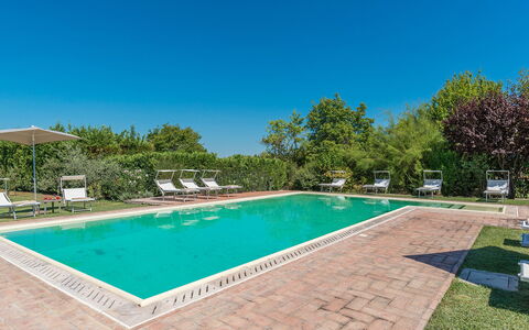 Finestra su Siena 16: Zwembad, Toevlucht, Tuin, Landgoed, Thermae, Landscaping, Eco Hotel, Hacienda, Schaduw, Buitenmeubels