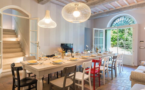 Finestra su Siena 16: Meubilair, Interieur Ontwerp, Flooring, Tafel, Plafond, Stoel, Lichte Inrichting, Keuken En Eettafel, Eetkamer, Verlichting