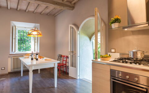 Finestra su Siena 16: Meubilair, Interieur Ontwerp, Muur, Flooring, Hout, Huis, Plafond, Countertop, Verdieping, Keuken