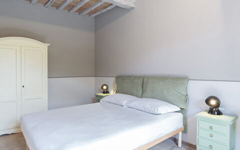 Finestra su Siena 16: Meubilair, Slaapkamer, Bed, Interieur Ontwerp, Hout, Bedding, Laken, Verdieping, Flooring, Verlichting