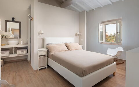 Cinque Cipressi 8: Meubilair, Bed, Interieur Ontwerp, Slaapkamer, Muur, Flooring, Verdieping, Bedding, Laken, Hout