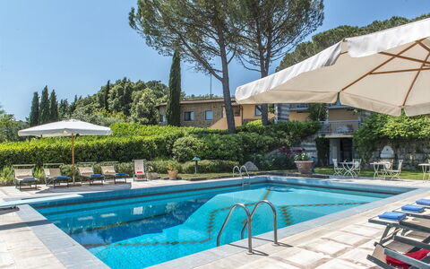 Il Vignale 18+2: Zwembad, Buitenmeubels, Ligstoel, Toevlucht, Meubilair, Paraplu, Thermae, Eco Hotel, Schaduw, Landscaping