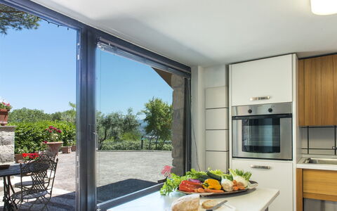 Il Vignale 18+2: Meubilair, Keuken En Eettafel, Stoel, Kamerplant, Schaduw, Bloempot, Koffietafel, Villa, Eco Hotel, Eetkamer