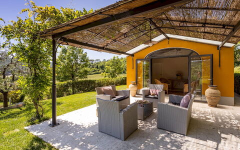 Le Querce dei Medici 12+2: Meubilair, Stoel, Tuin, Schaduw, Landgoed, Verblijf, Eco Hotel, Outdoor Structuur, Veranda, Backyard