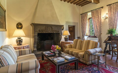 Villa Palazzaccio 26: Meubilair, Muur, Huis, Flooring, Interieur Ontwerp, Tafel, Stoel, Lamp, Woonkamer