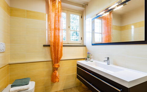 Villa Luigina 8: Flooring, Loodgieterswerkinrichting, Interieur Ontwerp, Badkamer, Verdieping, Loodgieter, Kraan, Tegel, Wastafel, Kamer