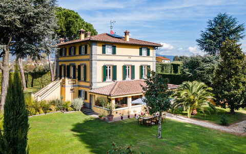 Villa Luigina 8: Huis, Huis, Woongebied, Struik, Landgoed, Tuin, Herenhuis, Landscaping, Villa, Balkon