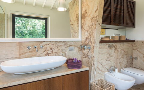 Villa le Fontane 12: Wastafel In De Badkamer, Loodgieterswerkinrichting, Wastafel, Muur, Badkamer, Flooring, Hout, Spiegel, Interieur Ontwerp, Badkamerkast