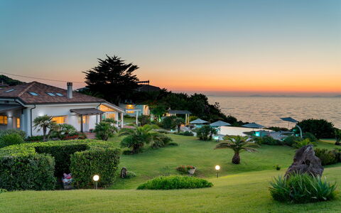 Villa Ambra 10: Toevlucht, Zee, Kust, Eco Hotel, Tuin, Oceaan, Landscaping, Tropen, Landgoed, Gazon