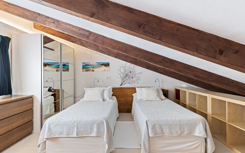 Villa Ambra 10: Interieur Ontwerp, Bed, Meubilair, Flooring, Verdieping, Slaapkamer, Hout, Plafond, Kamer, Appartement