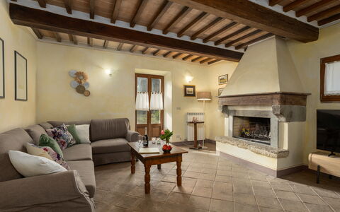 Podere Madonna di Mezzo 6: Meubilair, Interieur Ontwerp, Flooring, Muur, Hout, Bankstel, Woonkamer, Verdieping, Huis, Kamer