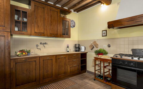 Podere Madonna di Mezzo 6: Cabinetry, Meubilair, Keuken, Countertop, Flooring, Hout, Interieur Ontwerp, Toestel Van De Keuken, Kast, Lade