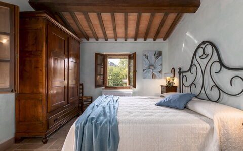 Podere Madonna di Mezzo 6: Muur, Meubilair, Slaapkamer, Huis, Bed, Flooring, Interieur Ontwerp, Bed Frame, Bedding, Kamer