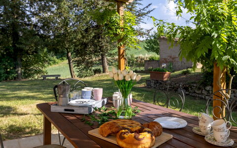Podere Madonna di Mezzo 6: Meubilair, Tafel, Tableware, Voedsel, Buitenmeubels, Buitentafel, Serveware, Tafelkleed, Stoel