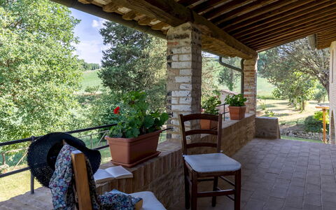 Podere Madonna di Mezzo 6: Hout, Meubilair, Stoel, Buitenmeubels, Schaduw, Veranda, Verblijf, Bloempot, Tuin, Outdoor Structuur