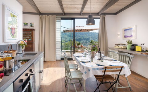 Podere Torre delle Sorgenti 4: Meubilair, Stoel, Tafel, Interieur Ontwerp, Keuken En Eettafel, Keuken, Eetkamer, Tableware, Huis, Kamer
