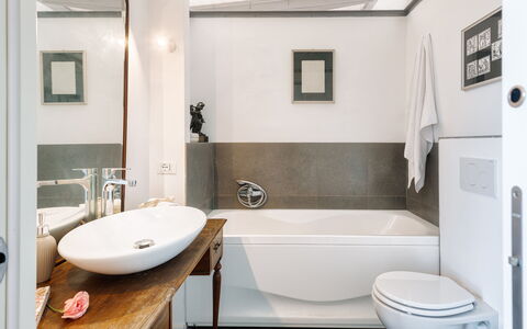 Podere Torre delle Sorgenti 4: Badkamer, Interieur Ontwerp, Loodgieterswerkinrichting, Flooring, Verdieping, Bad, Spiegel, Kraan, Wastafel In De Badkamer, Wastafel