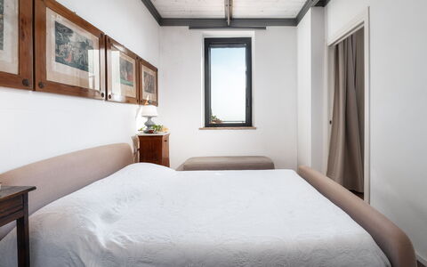 Podere Torre delle Sorgenti 4: Bed, Slaapkamer, Bedding, Interieur Ontwerp, Muur, Laken, Meubilair, Flooring, Verdieping, Hout