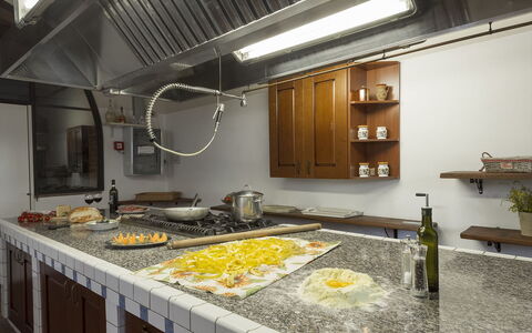 Villa Angelini 14+7: Keuken, Countertop, Interieur Ontwerp, Verlichting, Flooring, Plafond, Lichte Inrichting, Kamer, Cabinetry, Fornuis