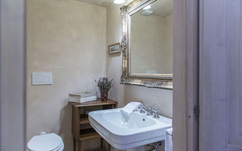 Villa delle Upupe 8: Wastafel In De Badkamer, Loodgieterswerkinrichting, Badkamer, Wastafel, Interieur Ontwerp, Spiegel, Kraan, Flooring, Loodgieter, Verdieping