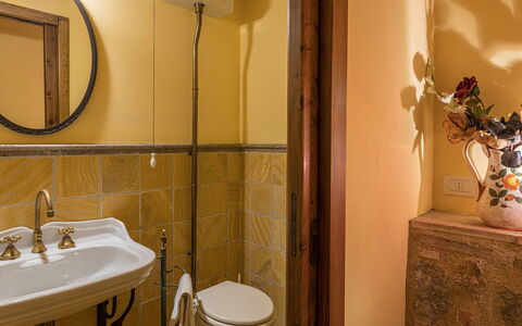 Villa Il Foramasso 10+2: Wastafel In De Badkamer, Interieur Ontwerp, Muur, Loodgieterswerkinrichting, Badkamer, Flooring, Wastafel, Spiegel, Verdieping, Kraan