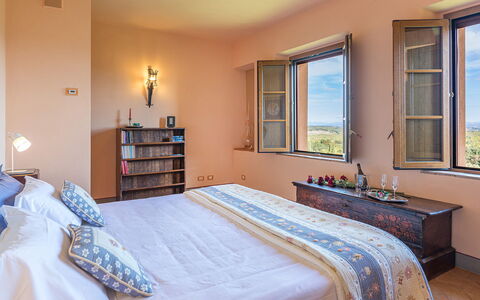 Villa Il Foramasso 10+2: Muur, Slaapkamer, Bed, Laken, Meubilair, Kamer, Huis, Verdieping, Bed Frame, Bedding