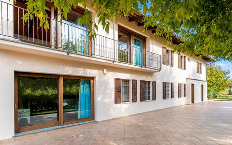Cascina la Valle 10+2: Woongebied, Architectuur, Huis, Samengesteld Materiaal, Deur, Balkon, Landgoed, Schaduw, Veranda, Villa