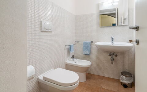 Cascina la Valle 10+2: Wc Bril, Badkamer, Flooring, Loodgieterswerkinrichting, Toilet, Muur, Verdieping, Interieur Ontwerp, Wastafel In De Badkamer, Wastafel