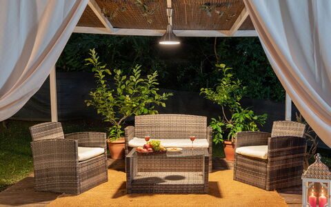 Ai Due Cuori 4: Meubilair, Buitenmeubels, Tafel, Interieur Ontwerp, Stoel, Bloempot, Wicker, Buitentafel, Schaduw, Tuin
