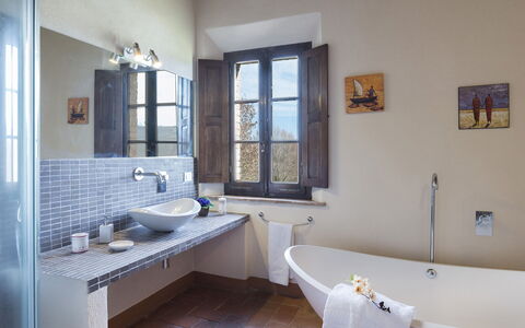 Alborata 10: Flooring, Muur, Interieur Ontwerp, Loodgieterswerkinrichting, Badkamer, Verdieping, Meubilair, Kraan, Verlichting, Wastafel In De Badkamer