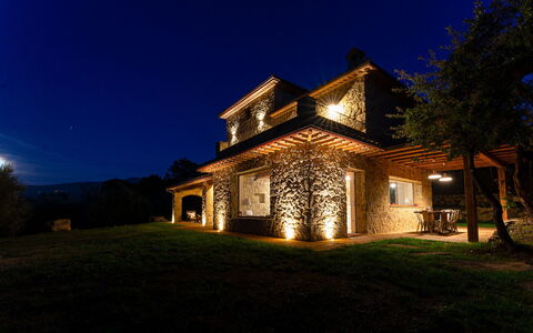 Amandula 6: Gebouw, Huis, Nacht, Huis, Architectuur, Verblijf, Landschap, Dak, Landgoed, Boerderij