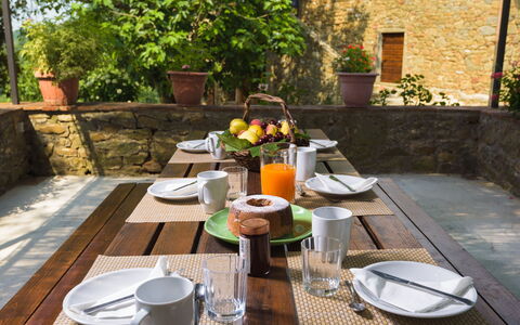 Crognole 6: Meubilair, Tableware, Tafel, Serveware, Voedsel, Dishware, Tafelkleed, Stoel, Bord, Keuken En Eettafel