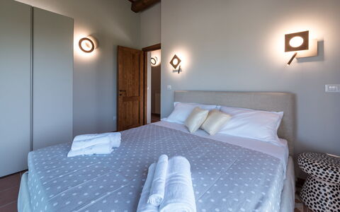 Borgo da Monte 8: Interieur Ontwerp, Slaapkamer, Plafond, Verdieping, Flooring, Bed, Meubilair, Verlichting, Bedding, Lichte Inrichting