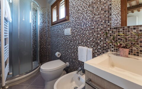 Borgo da Monte 8: Badkamer, Loodgieterswerkinrichting, Interieur Ontwerp, Flooring, Muur, Verdieping, Wastafel, Wastafel In De Badkamer, Kraan, Toilet
