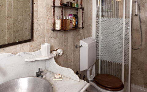 Borgo Paradiso 4+2: Wastafel In De Badkamer, Muur, Badkamer, Loodgieterswerkinrichting, Interieur Ontwerp, Wastafel, Kraan, Spiegel, Loodgieter, Verdieping