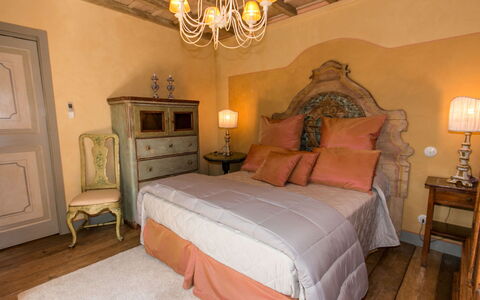 Borgo Paradiso 4+2: Meubilair, Interieur Ontwerp, Slaapkamer, Bed, Muur, Flooring, Verdieping, Laken, Hout, Bedding
