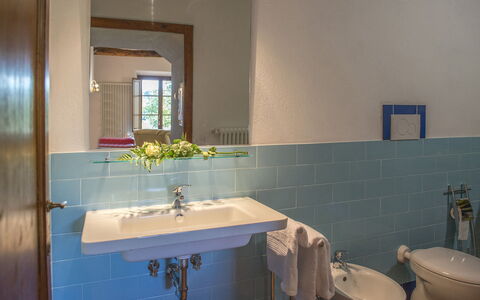 Bossoncina 8+1: Wastafel In De Badkamer, Loodgieterswerkinrichting, Interieur Ontwerp, Wastafel, Flooring, Badkamer, Kraan, Verdieping, Loodgieter, Verlichting