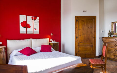 Bossoncina 8+1: Meubilair, Muur, Rood, Interieur Ontwerp, Slaapkamer, Flooring, Bed, Hout, Verdieping, Laken