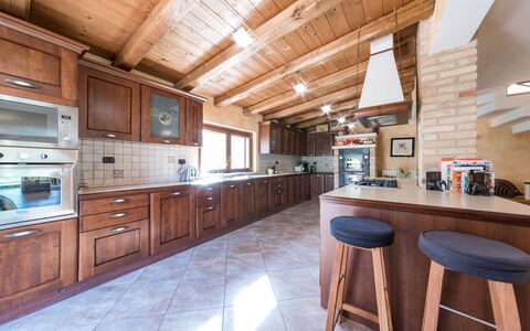Casale Rosy 6+2: Hout, Keuken, Flooring, Interieur Ontwerp, Countertop, Meubilair, Plafond, Verdieping, Huis, Keuken En Eettafel