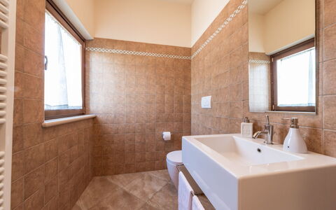 Casale Rosy 6+2: Badkamer, Loodgieterswerkinrichting, Flooring, Verdieping, Wastafel In De Badkamer, Wastafel, Interieur Ontwerp, Kraan, Plafond, Loodgieter