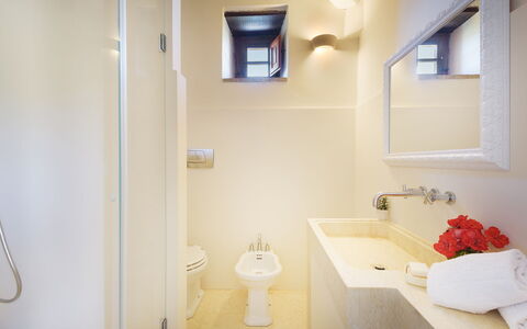Ca Maggiore 10+2: Badkamer, Wastafel In De Badkamer, Loodgieterswerkinrichting, Muur, Flooring, Verdieping, Interieur Ontwerp, Wastafel, Kraan, Toilet