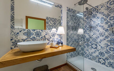 Casale le Conce 6: Flooring, Loodgieterswerkinrichting, Badkamer, Interieur Ontwerp, Verdieping, Tegel, Loodgieter, Kraan, Wastafel In De Badkamer, Wastafel